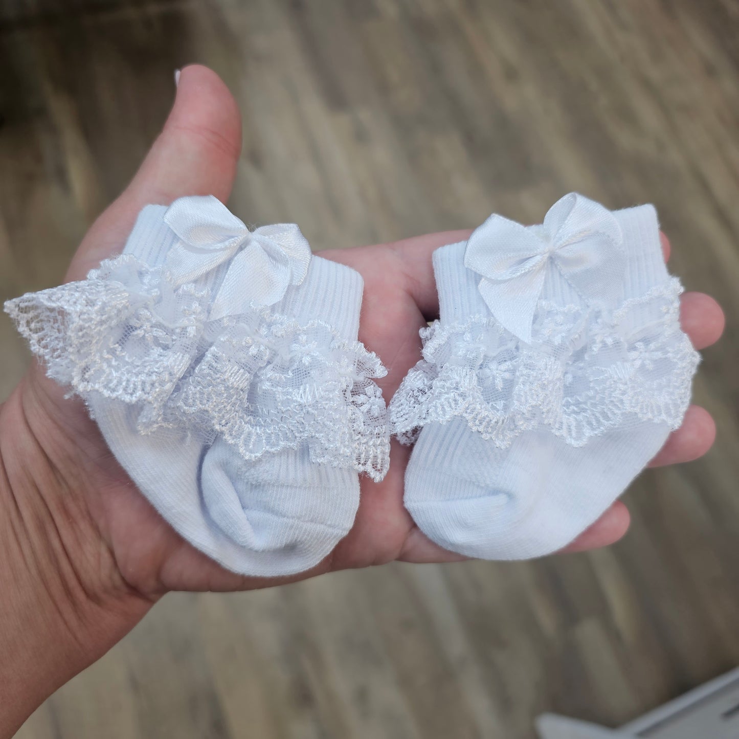White ruffle ankle socks